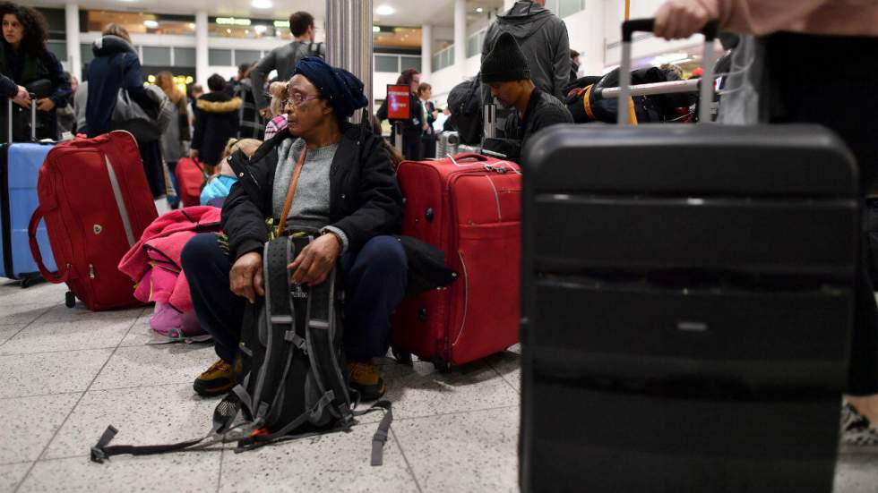 L'aéroport londonien de Gatwick à nouveau perturbé, deux arrestations