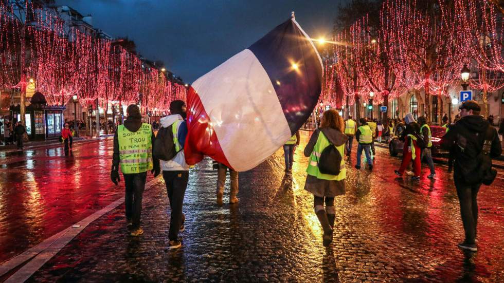 Gilets jaunes : cortège itinérant à Paris, et blocages aux frontières