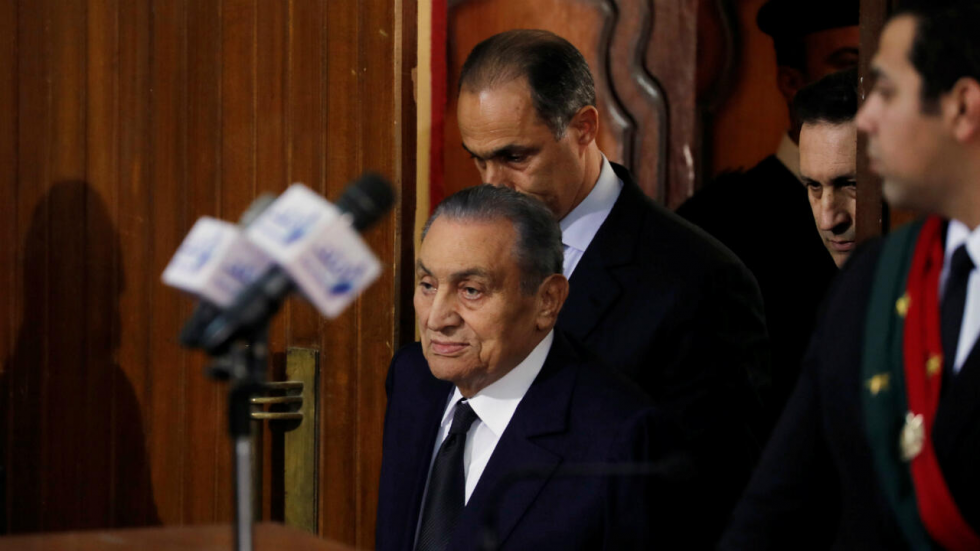 Égypte : l'ex-président Moubarak témoigne au tribunal face à l'accusé Morsi Égypte : l'ex-président Moubarak témoigne au tribunal face à l'accusé Morsi