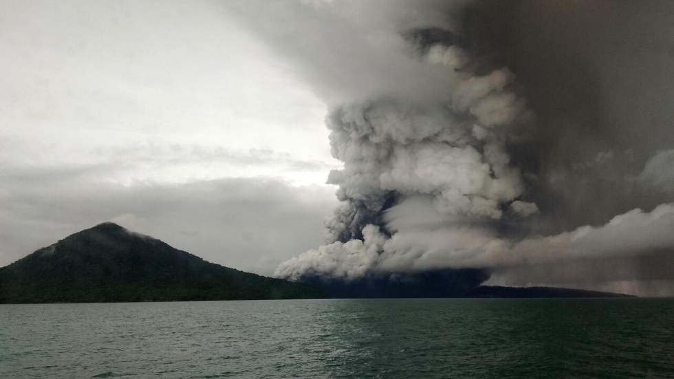 Tsunami indonésien : le niveau d’alerte du volcan Anak Krakatoa relevé