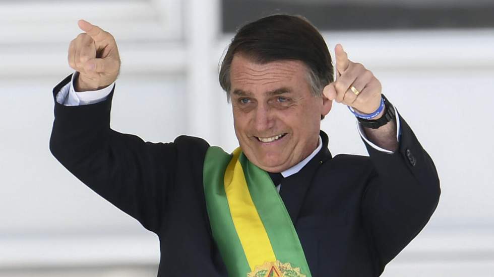 Jair Bolsonaro prête serment et jure que le Brésil "ne sera jamais rouge"