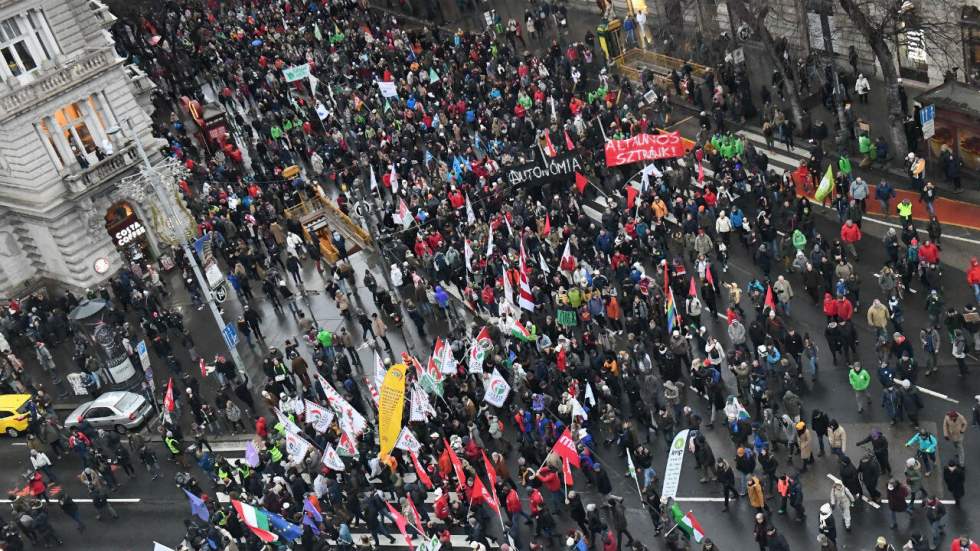 Des milliers de Hongrois manifestent à nouveau contre la réforme du droit du travail Des milliers de Hongrois manifestent à nouveau contre la réforme du droit du travail