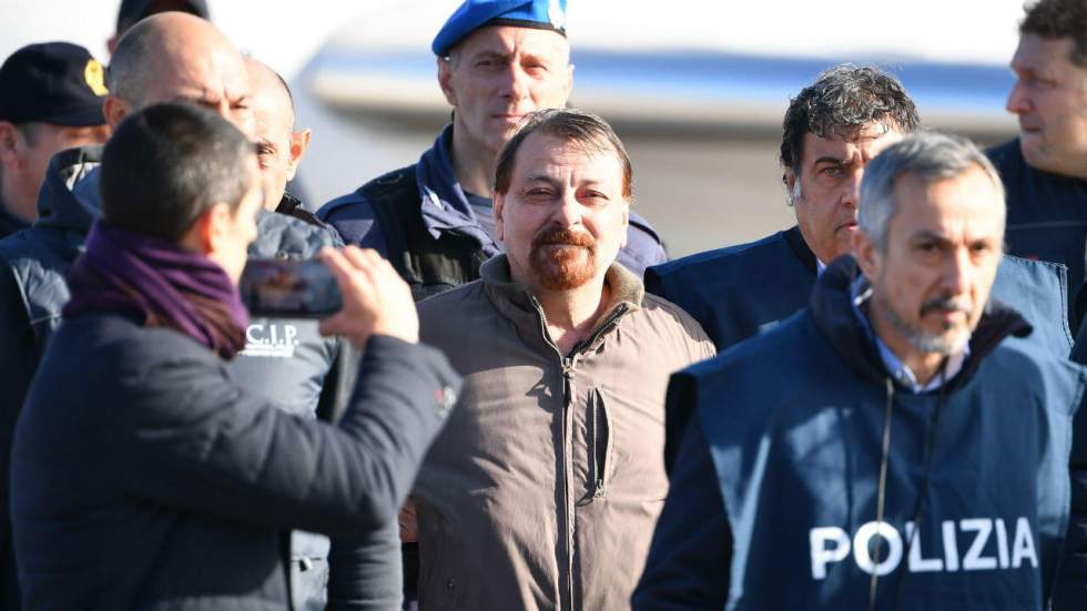 Après 37 ans de cavale, Cesare Battisti remis à la justice italienne