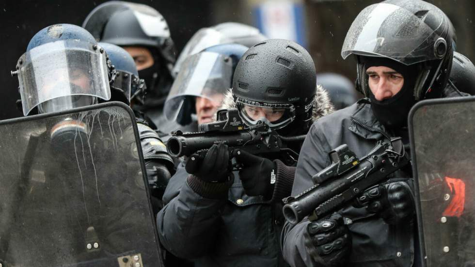 Les policiers armés de pistolets LBD équipés de caméras pour éviter les bavures