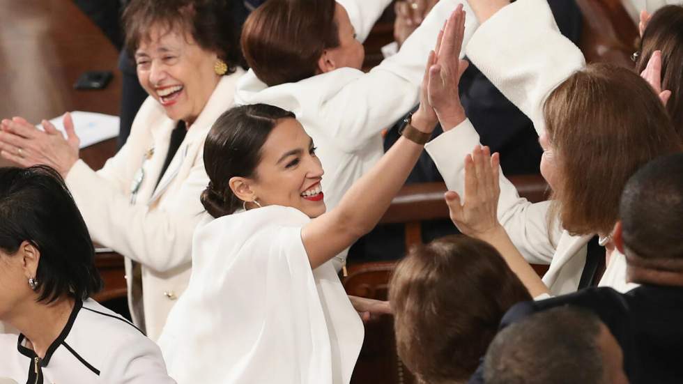 En images : face à Trump, l’hommage en blanc des élues démocrates aux suffragettes