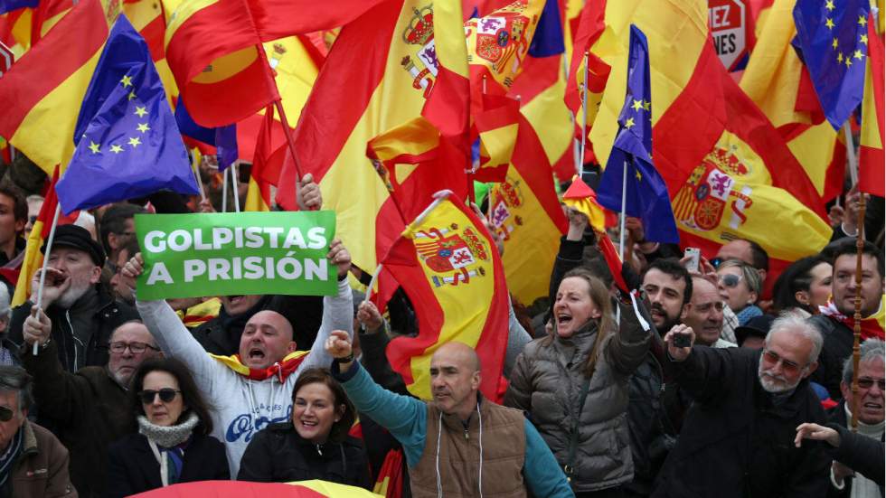 La droite et l'extrême droite espagnoles dans la rue contre Pedro Sanchez