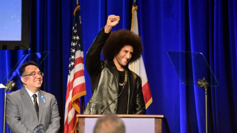 Accord entre la NFL et Colin Kaepernick, engagé contre les violences policières aux États-Unis Accord entre la NFL et Colin Kaepernick, engagé contre les violences policières aux États-Unis