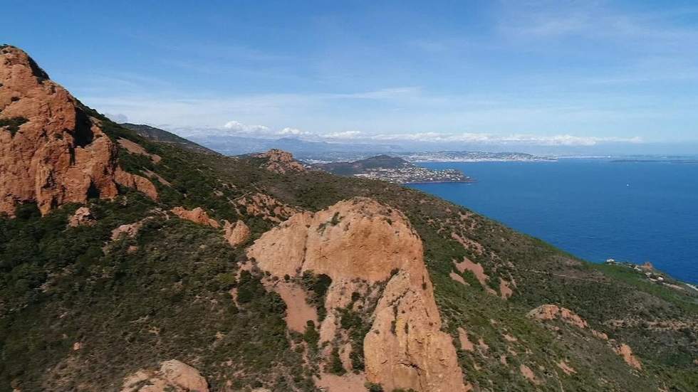 L'Esterel, massif rouge au bord de la Méditerranée L'Esterel, massif rouge au bord de la Méditerranée