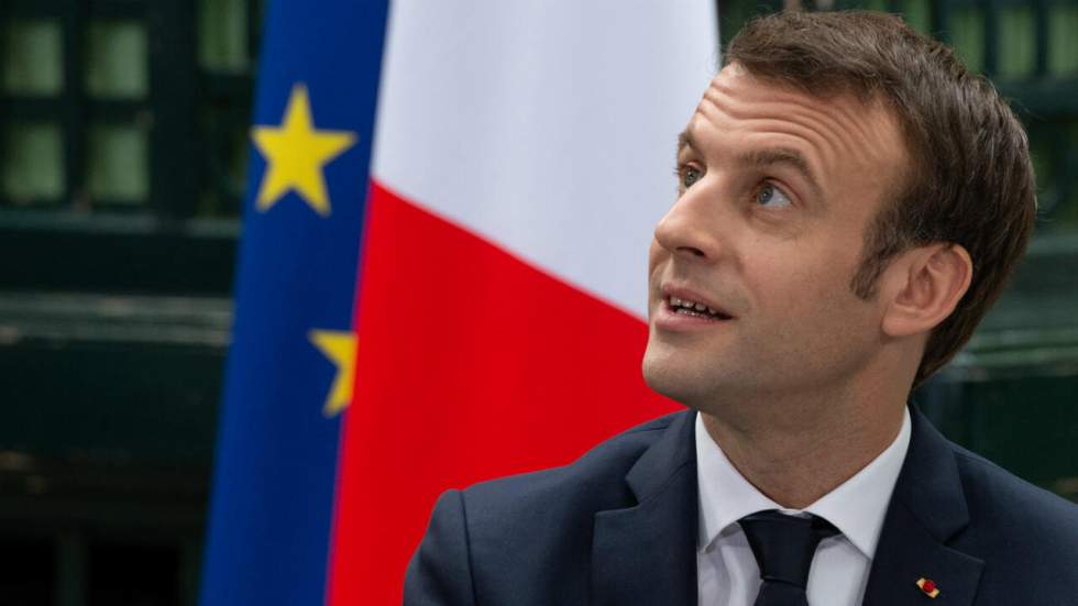 Emmanuel Macron en opération séduction à la télévision italienne