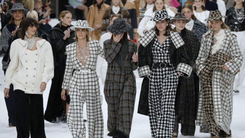 Chanel rend hommage à Karl Lagarfeld dans un dernier défilé Chanel rend hommage à Karl Lagarfeld dans un dernier défilé
