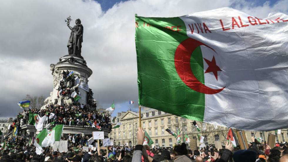 En France, des milliers de personnes dans les rues en soutien au mouvement de protestation algérien