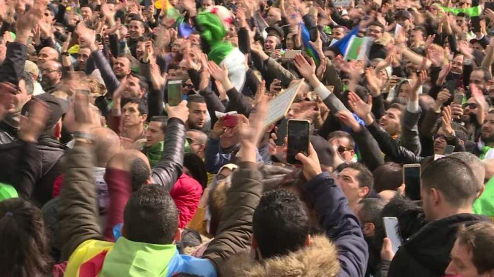 En France, des milliers de personnes dans les rues en soutien au mouvement de protestation algérien