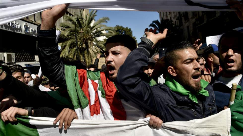 Des milliers de manifestants dans toute l'Algérie maintiennent la pression sur Abdelaziz Bouteflika