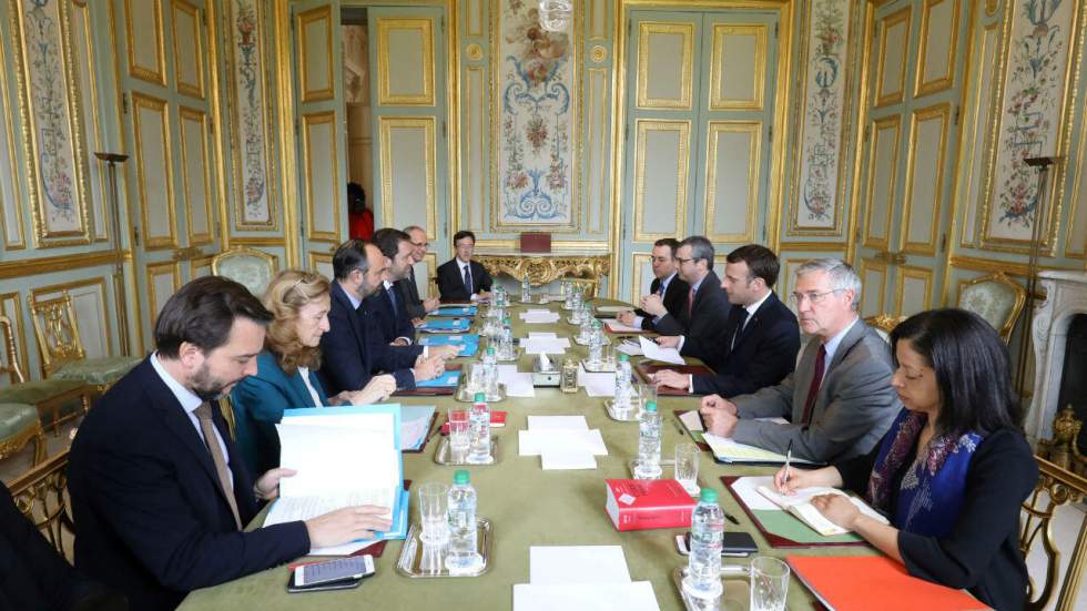 Après les "dysfonctionnements" et les violences samedi à Paris, réunion de crise à l'Élysée Après les "dysfonctionnements" et les violences samedi à Paris, réunion de crise à l'Élysée