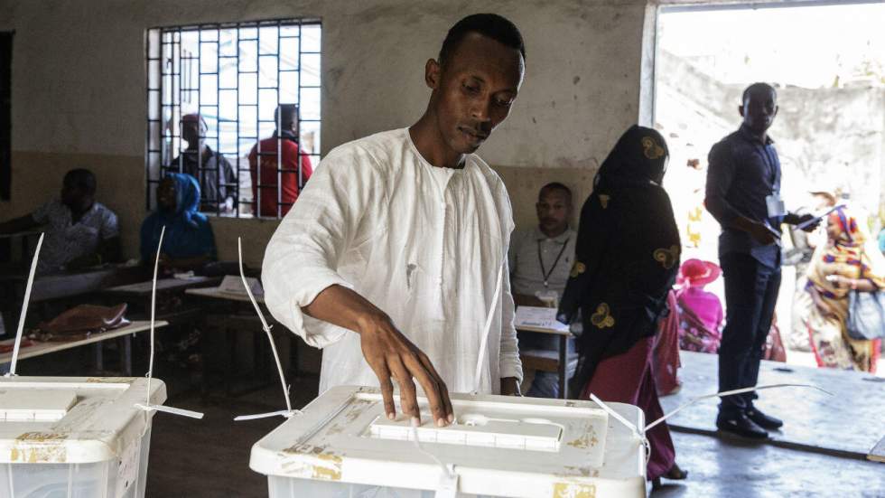 Les Comoriens aux urnes pour la présidentielle, l'opposition dénonce un coup d'État