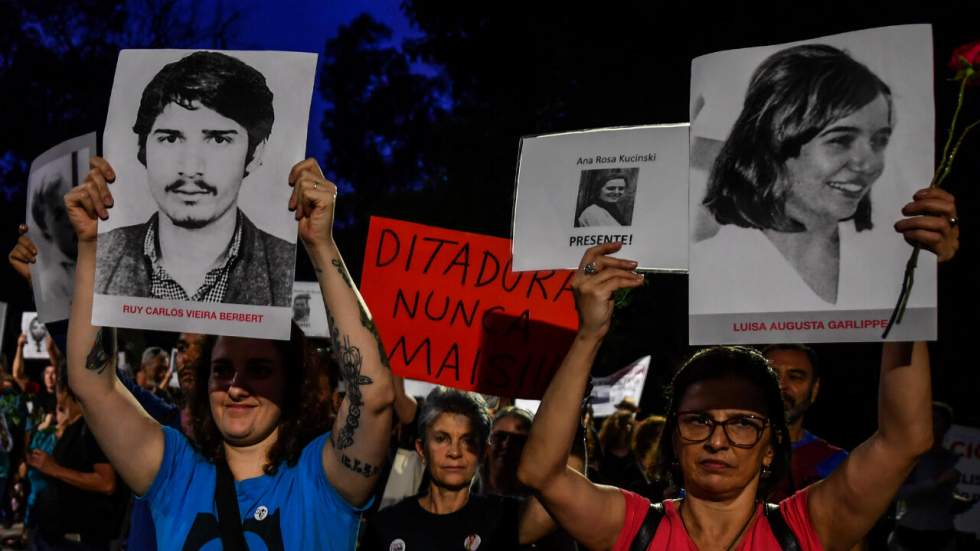 Des milliers de Brésiliens défilent contre les commémorations de la dictature Des milliers de Brésiliens défilent contre les commémorations de la dictature