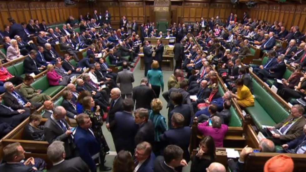 Les députés britanniques votent de justesse pour un report du Brexit