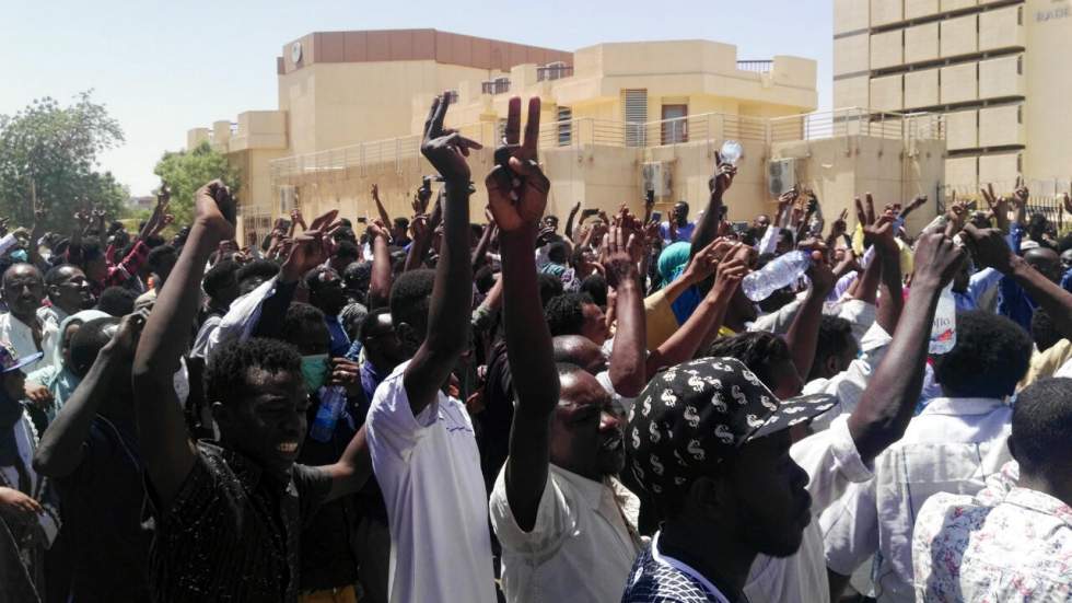 Des manifestants soudanais repoussés par les forces de l'ordre à Khartoum