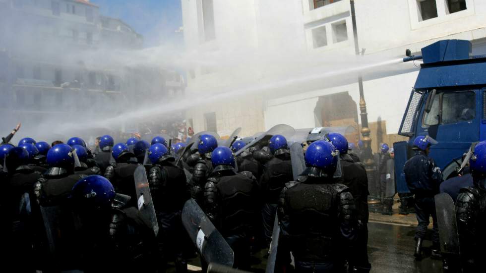 "Dégage Bensalah !" : les manifestants évacués par la police à Alger