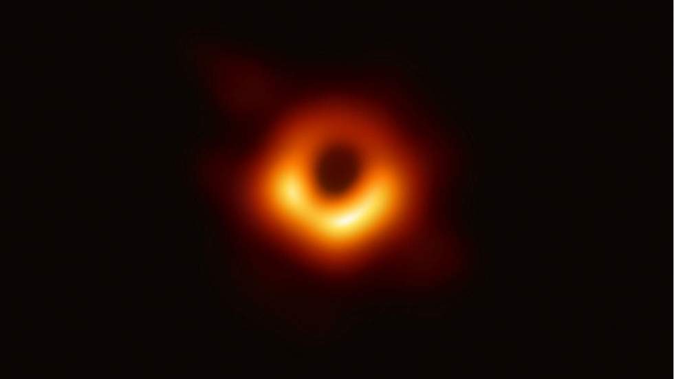 Des astronomes révèlent la première image d'un trou noir Des astronomes révèlent la première image d'un trou noir