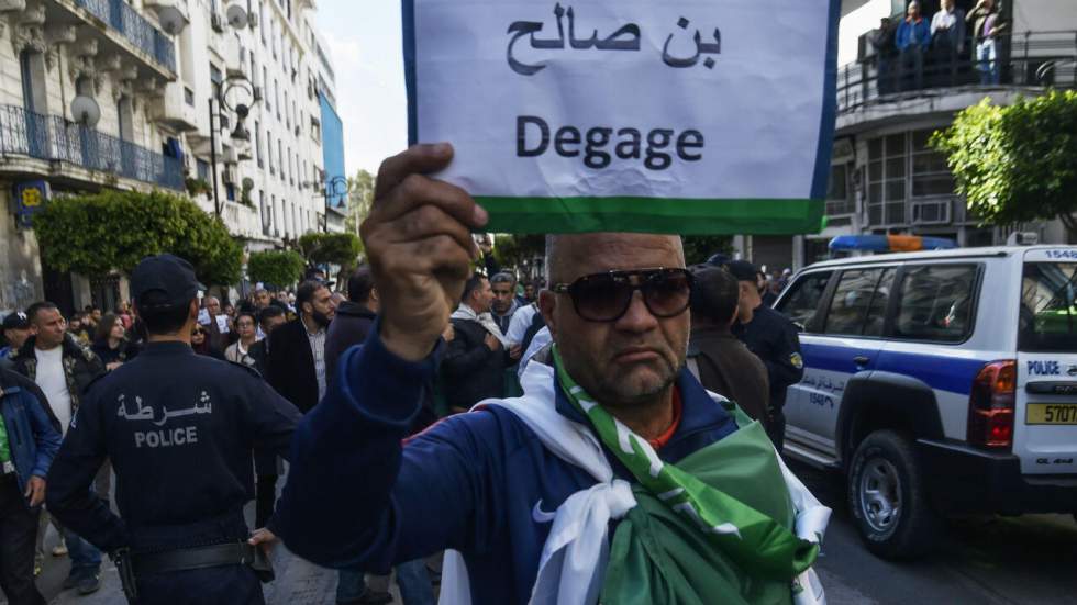 En Algérie, l'armée promet de "veiller" sur la transition politique