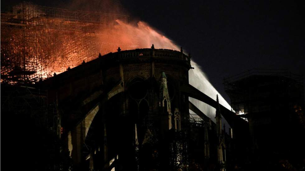 Incendie de Notre-Dame de Paris : le largage d'eau par avion est impossible