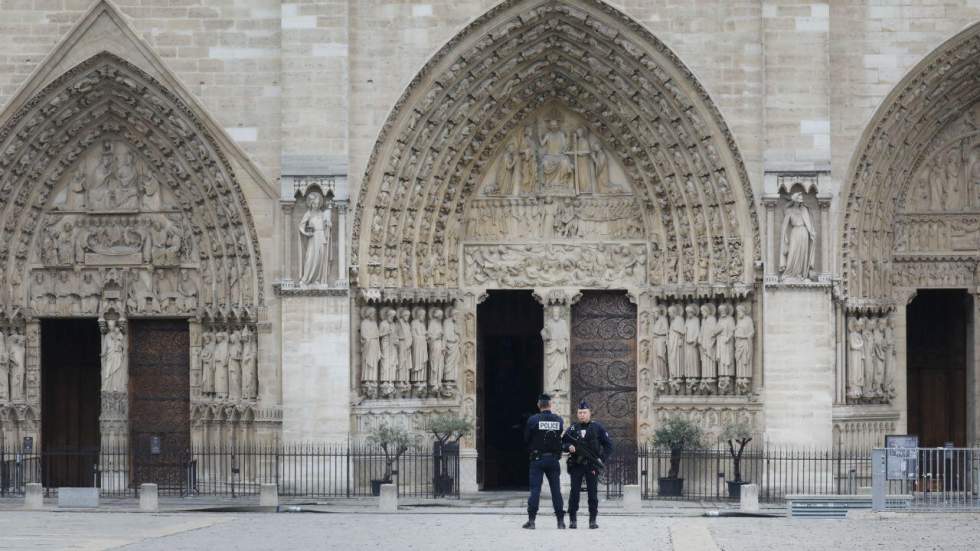 "On réalise ce qu’on a perdu" : Parisiens et touristes abasourdis face à Notre-Dame