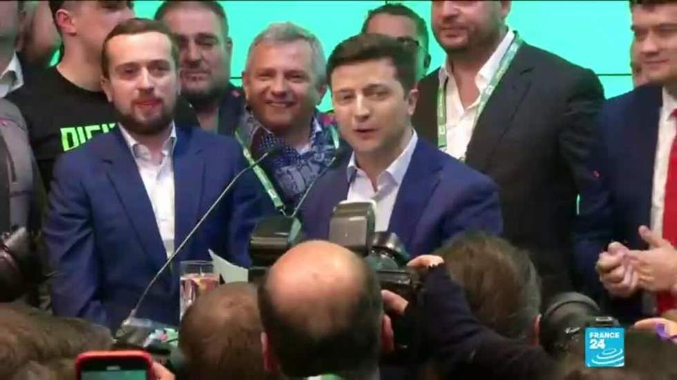 Ukraine : le comédien Volodymyr Zelensky largement élu président