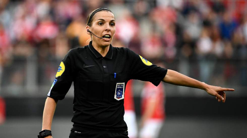 Stéphanie Frappart, première femme à arbitrer un match de Ligue 1