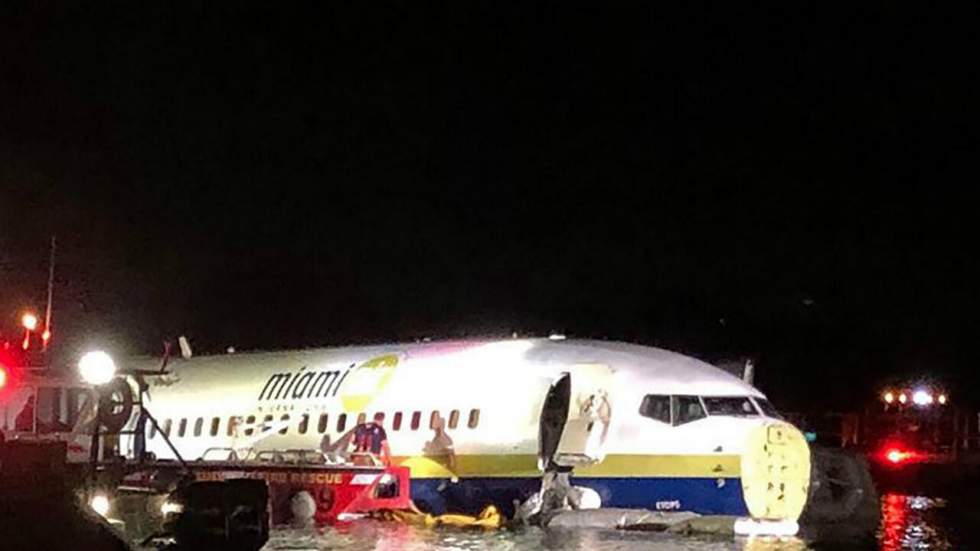 Un Boeing 737 finit son atterrissage dans un fleuve en Floride Un Boeing 737 finit son atterrissage dans un fleuve en Floride
