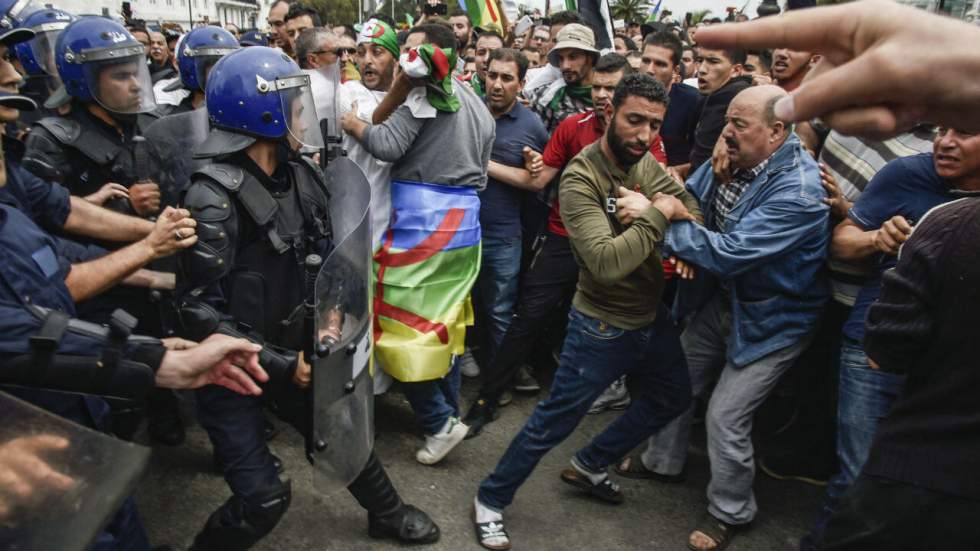 Des dizaines d'arrestations et une capitale bouclée au 14e vendredi de manifestations en Algérie