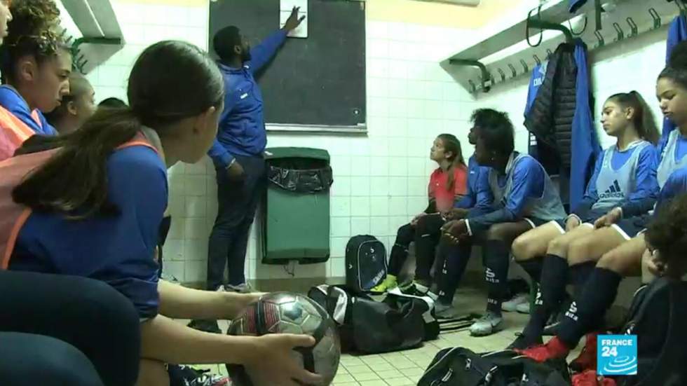 Football : en France, les filles chaussent les crampons et passent à l'attaque