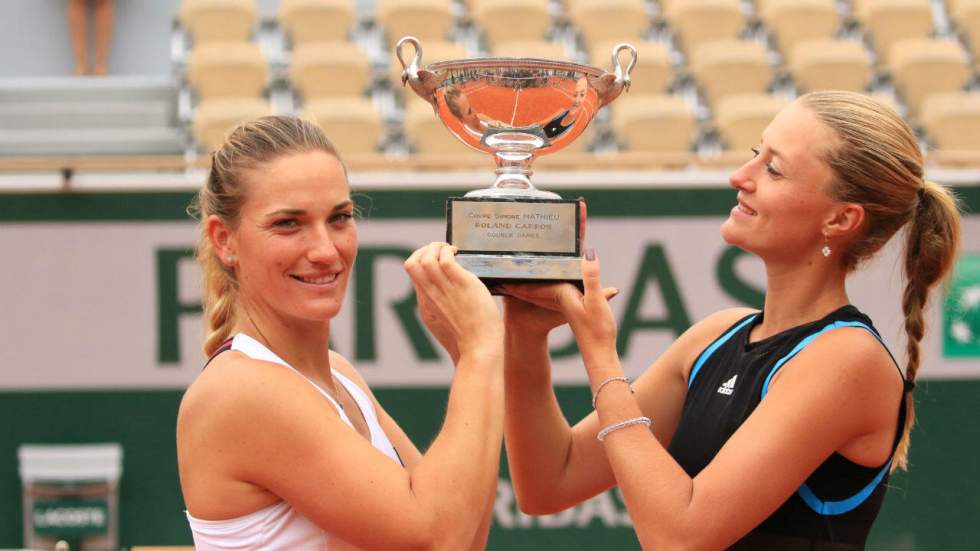 Roland-Garros : la Française Kristina Mladenovic remporte le trophée en double dames