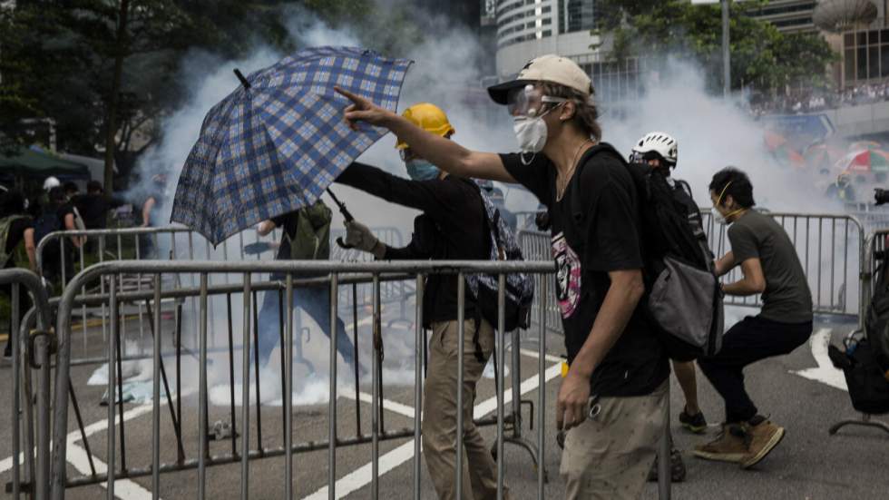 Hong Kong : affrontements lors des manifestations, l'examen du projet de loi sur les extraditions reporté