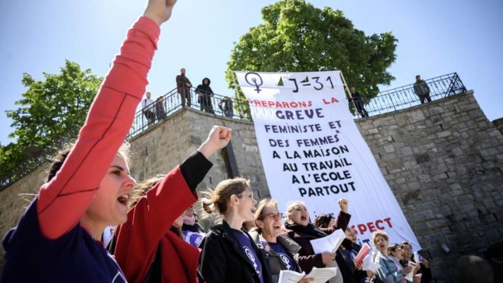 En Suisse, les femmes se mettent en grève pour dénoncer les inégalités hommes-femmes En Suisse, les femmes se mettent en grève pour dénoncer les inégalités hommes-femmes