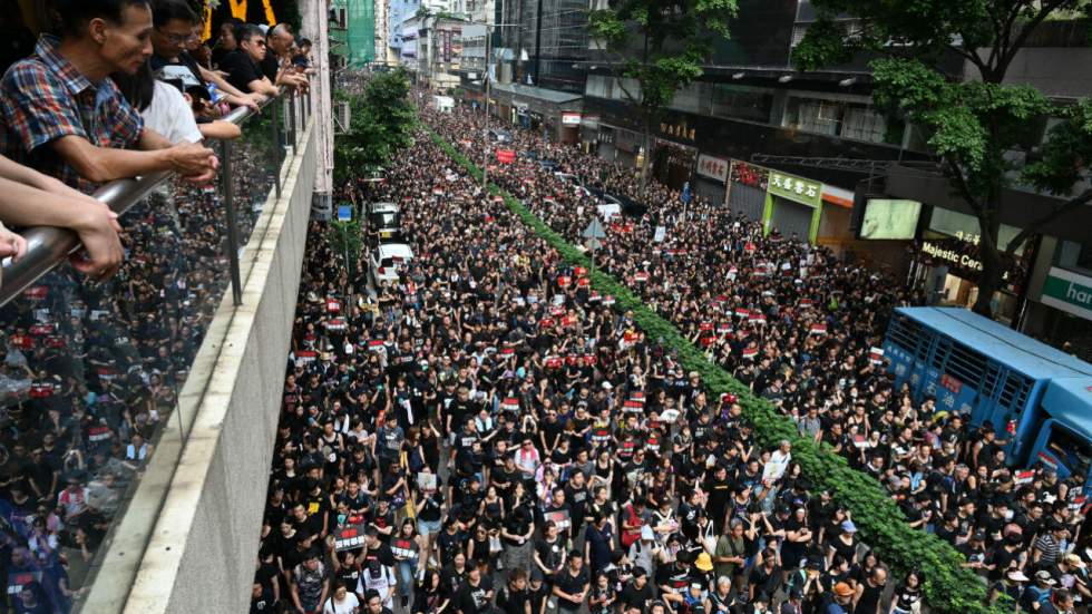 Hong Kong : après une nouvelle manifestation massive, la cheffe de l'exécutif présente des excuses