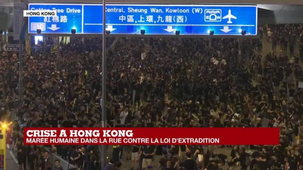 Hong Kong : après une nouvelle manifestation massive, la cheffe de l'exécutif présente des excuses