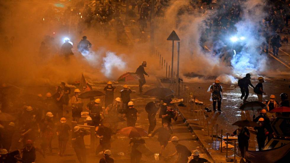 La police de Hong Kong reprend le contrôle du Parlement