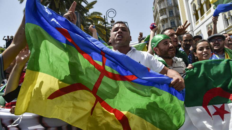 Interpellations pour port du drapeau berbère en Algérie : "une volonté de briser le mouvement"