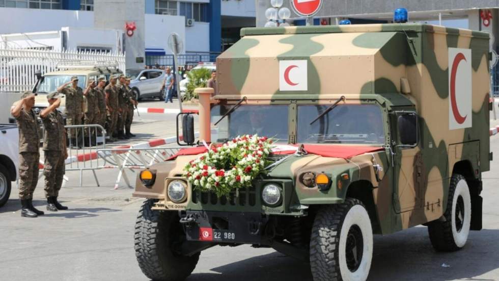 À Sidi Bou Saïd, les Tunisiens honorent la mémoire du président Essebsi