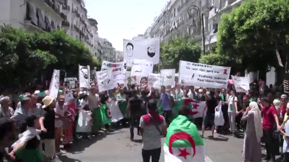 En Algérie, des centaines d'étudiants manifestent dans la capitale