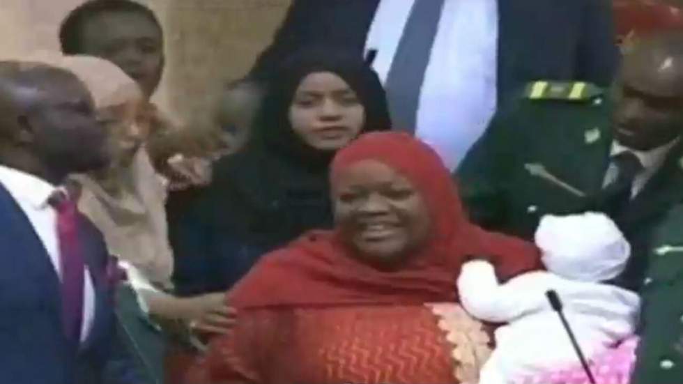 Au Kenya, une députée venue avec son bébé expulsée du Parlement