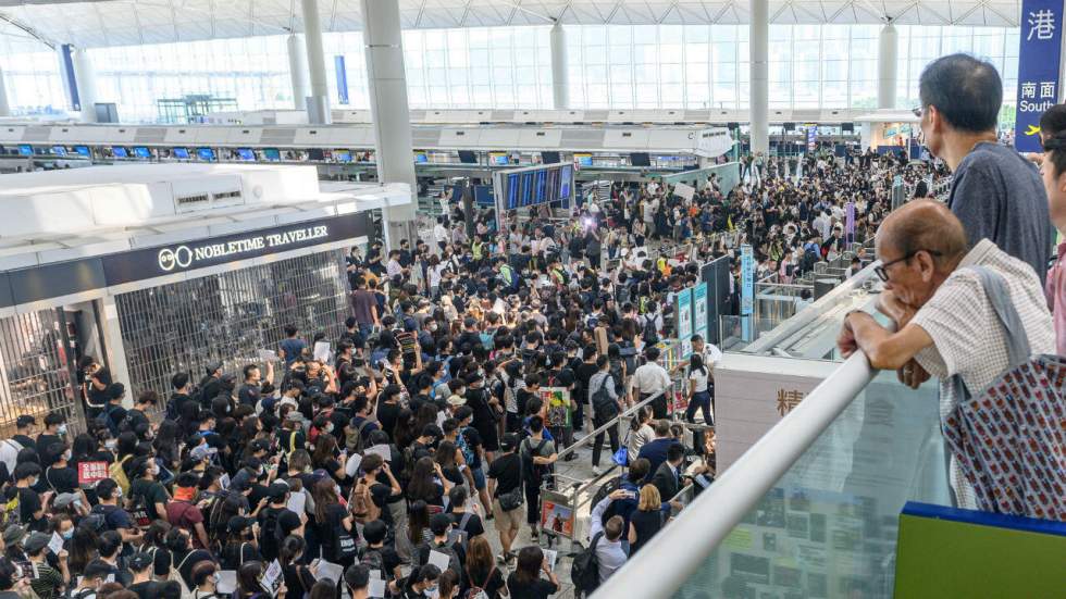 Les manifestants continuent de paralyser l'aéroport de Hong Kong