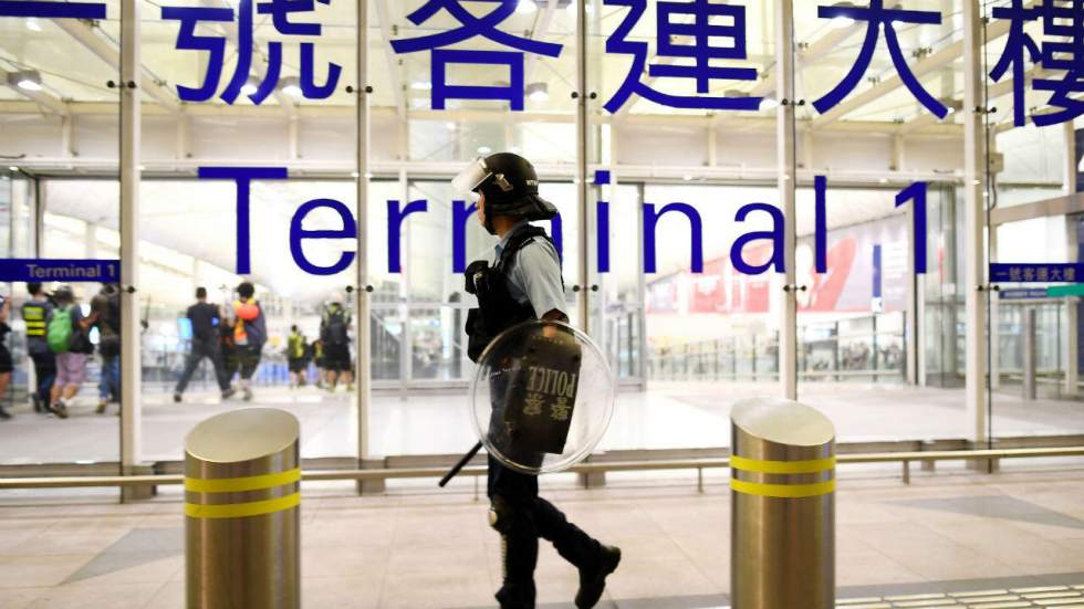 Hong Kong : retour à un calme précaire à l'aéroport, craintes d'une intervention de Pékin