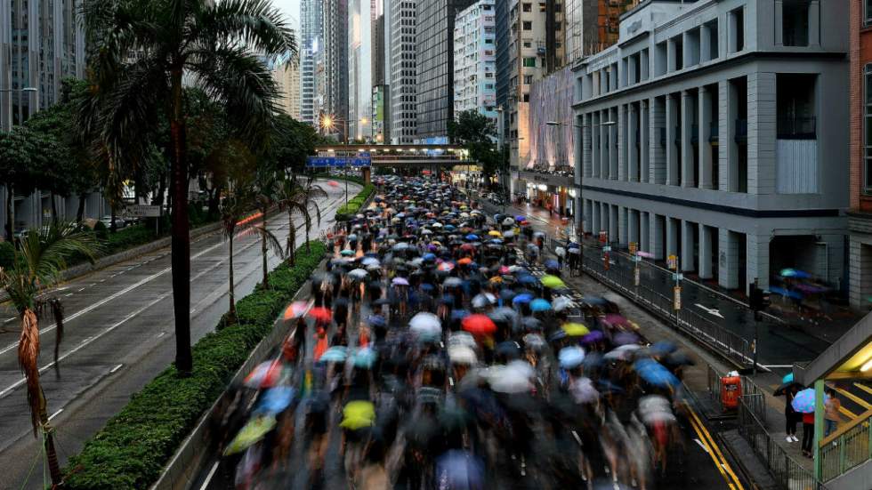 Plus de 100 000 manifestants défilent dans les rues de Hong Kong