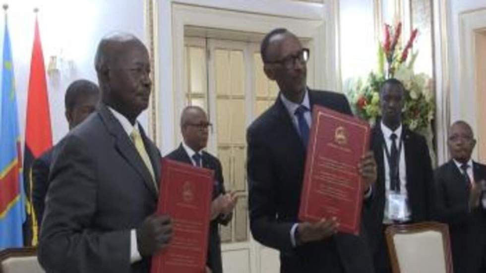Rwanda-Ouganda : Paul Kagame et Yoweri Museveni enterrent la hache de guerre Rwanda-Ouganda : Paul Kagame et Yoweri Museveni enterrent la hache de guerre