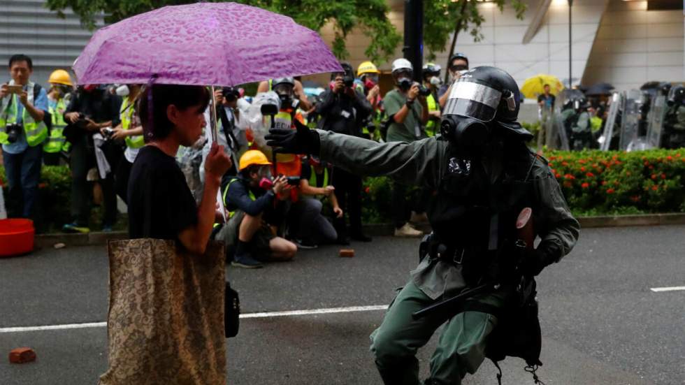 Escalade de violence à Hong Kong où un policier tire avec une arme à feu