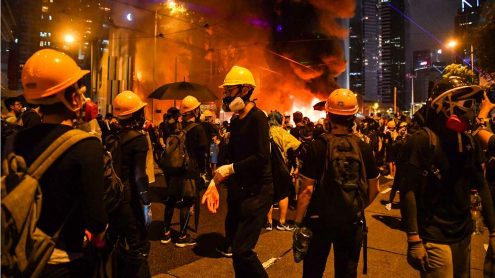 À Hong Kong, des milliers de personnes ont bravé l'interdiction de manifester