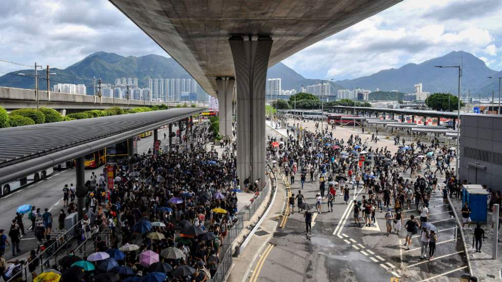 À Hong Kong, des centaines de manifestants perturbent les accès à l'aéroport