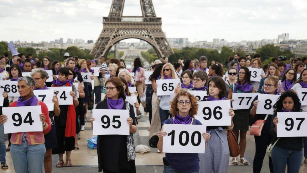 Une centaine de militantes au Trocadéro pour dénoncer le "100e féminicide" de l'année